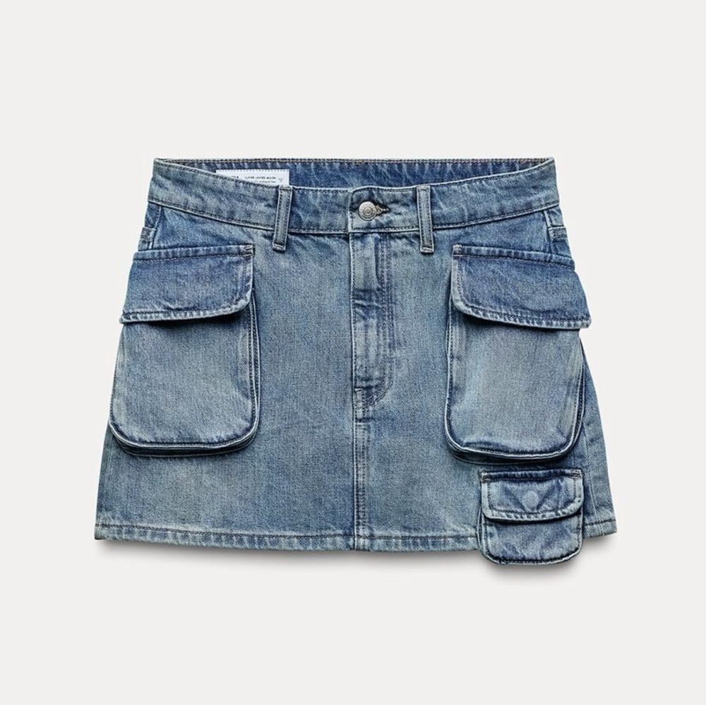 Zara Mini skirt. Flap pockets front & sides. Front zip & metal button closure.